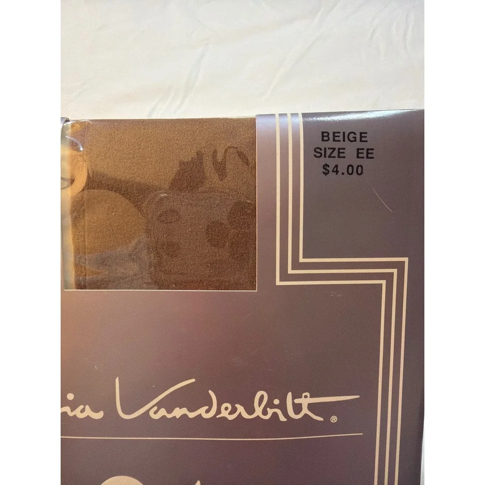 Gloria Vanderbilt Day Sheer Pantyhose Beige Size EE Vintage Made in USA